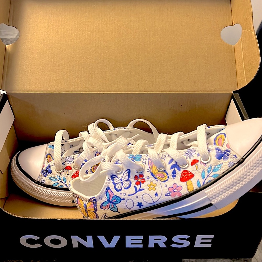 NIB  **Never been worn** Girls converse Size 1 US 13.5UK 19.5CM